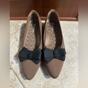 NWOT Vivaia flats, with removable bows.